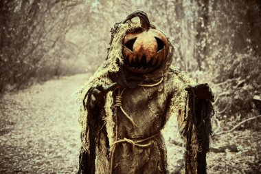 Kafasında bir balkabağı kafasında ve çuval bezi bornozuyla balkabağı fenerinin hayaleti Cadılar Bayramı arifesinde ormanda gezinir. Cadılar Bayramı Masalları. Korku, gerilim.