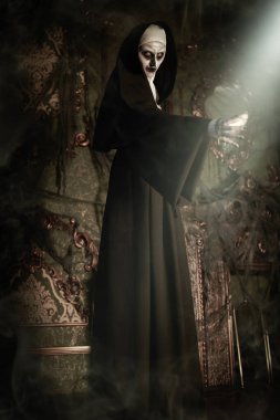 Cadılar Bayramı. Terk edilmiş kilisede elini ileri uzatan lanetli bir rahibenin portresi. Dehşet.