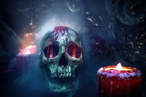 Хэллоуин. Закрыть портрет окровавленного человеческого черепа, окруженного свечами и туманом в темной винтажной комнате. Чёрная магия. 