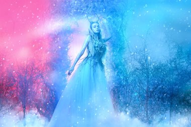 Büyülü bir kış ormanında zarif bir orman perisinin tam boy portresi. Noel Kış Masalı. 