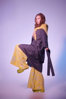 Moda fotoğrafı. Bahar-yaz koleksiyonundan güzel kadın modeller şık pozlar veriyor. Tam boy stüdyo resmi. Özel tasarım kıyafetler..