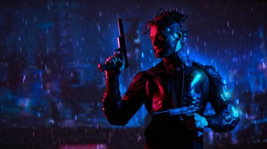 Sanal gerçeklik, geleceğin şehri. Şiddetli yağmurda elinde otomatik silahlarla savaşan bir siber savaşçı. Kırmızı neon ışıklı gece şehri arka planı.