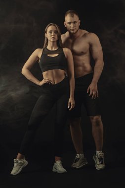 Güzel atletik vücutlu iki kaslı gencin stüdyo portresi. Fitness, vücut geliştirme. Sağlık hizmetleri. Tam yol ileri. Profesyonel spor giyim..