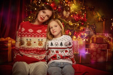 Neşeli, güzel anne ve sevgili kızı Noel arifesinde Noel arifesini rahat bir aile ortamında Noel ağacının yanında oturarak geçiriyorlar. Mutlu Noeller aile.. 