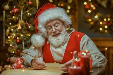 Noel Masalı. Nazik yaşlı Noel Baba, çocukların mektuplarını eski bir tomarla cevaplıyor. Neşeli, rahat evinde, yanıp sönen ışıklarla çevrili.. 