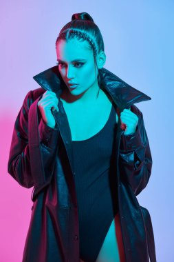 Parlak akşam makyajlı güzel bir esmer kadın model karışık bir arkaplanda deri ceketle poz veriyor. Moda. Güzellik, makyaj ve kozmetik. 