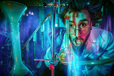 Bu fikre kafayı takmış çılgın bir bilim adamı laboratuvarında gizemli bir mor ışıkla aydınlatılmış bilimsel deneyler yapıyor. Bilim kurgu. 