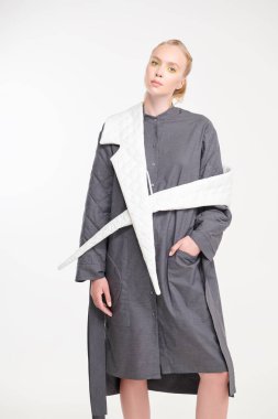 Güzel manken şık bir elbise ve bahar-yaz koleksiyonundan bir eşarpla poz veriyor. Beyaz arka planda bir portre. Özel tasarım kıyafetler.. 