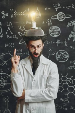 Zeki, eksantrik bir bilim adamı elinde bilimsel formüllerle ve kafasında garip bir buluşla tahtada duruyor. Parmağını kaldırıyor ve bakış açısını açıklıyor. Bilim ve yeni icatlar.