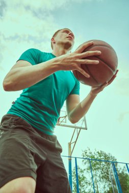 Basketbol antrenmanı yapan yakışıklı bir genç. Basketbol oyunu. 