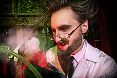 Triumph, ele geçirilmiş bir bilim adamı karanlık laboratuvarında sihirli bir iksir icat etti.. 