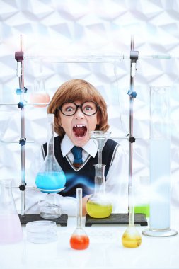 Yeni bilimsel keşifler. Akıllı bilim adamı laboratuvarda kimyasal deneyler yaparken çığlık atıyor. Eğitici kavram. 