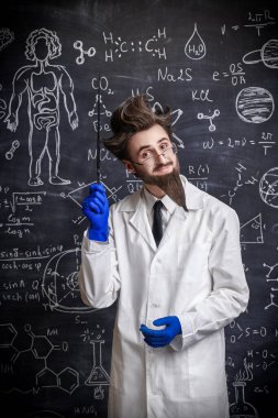 Bilim ve eğitim. Zeki ve hevesli bir profesör elinde bir işaret tutan bilimsel formüller ve diyagramlarla tahtaya neşeli bir gülümsemeyle durur.. 