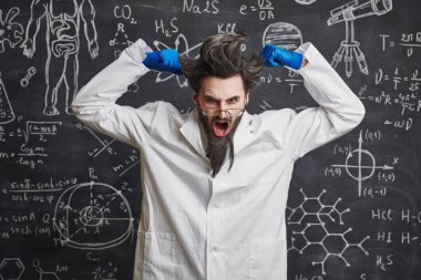 Bu fikre kafayı takmış bir profesör saçlarını başını yoluyor ve formüller ve teorilerle tahtada çılgınca bağırıyor..