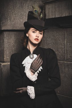 Şehir caddesinde poz veren zarif bir 19. yüzyıl kadını. 19. yüzyılın sonları - 20. yüzyıl başları. 