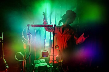 Çılgın bilim adamı laboratuvarında çalışıyor. Gizemli bir yeşil ışık ve sis ile aydınlatılıyor. Bir bilim kurgu romanının karakteri.