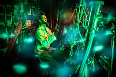 Bir bilim kurgu romanının karakteri. Çılgın bilim adamı laboratuvarında çalışıyor, gizemli bir yeşil ışıkla aydınlatılıyor..