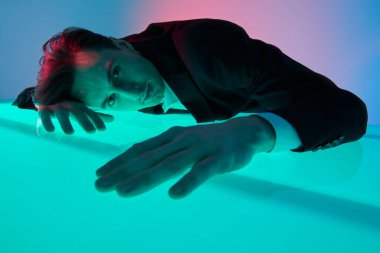 Siyah takım elbiseli bir işadamı dijital ekrana yaslandı. Modern dijital iş teknolojileri.