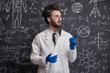 Evreka. Zeki, hevesli bir bilim adamı elinde formüller ve diyagramlarla tahtaya çıkıp harika fikrini düşünüyor. Bilim ve eğitim.