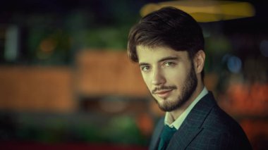 İş adamı. Lüks dairelerde duran zarif klasik takım elbiseli yakışıklı, kendine güvenen esmer bir adamın portresi. Erkek güzelliği, moda. İş stili. Yakın çekim..