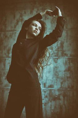 Uzun kahverengi saçlı, siyah gömlekli ve siyah pantolonlu, dalgın dalgın genç bir kız. Güzellik, insanlar, duygular.