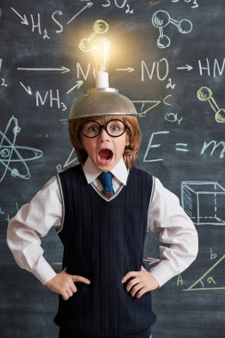 Eğitim. Düzgün okul üniforması ve gözlüklü, kafasında garip bir buluş ve çığlıklarla kimyasal formüllerle tahtaya dikilmiş, şaşırmış zeki bir çocuk. Zeki çocuklar. Eureka.