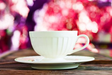 capuchino ahşap zemin üzerinde beyaz bir fincan kahve bir fincan