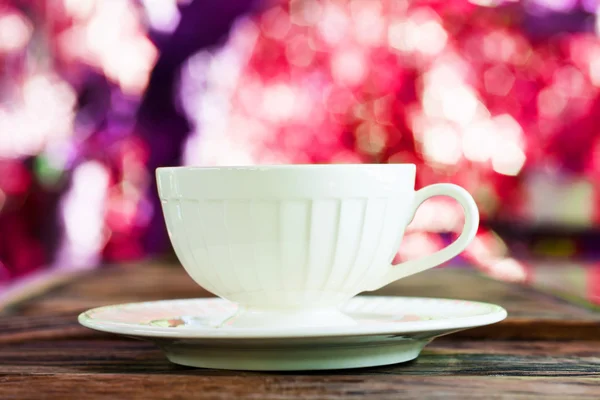 Una taza de café Capuchino en una taza blanca sobre fondo de madera —  Fotos de Stock