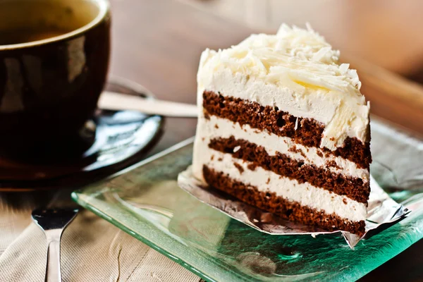 Шоколадный торт с чашкой кофе — стоковое фото