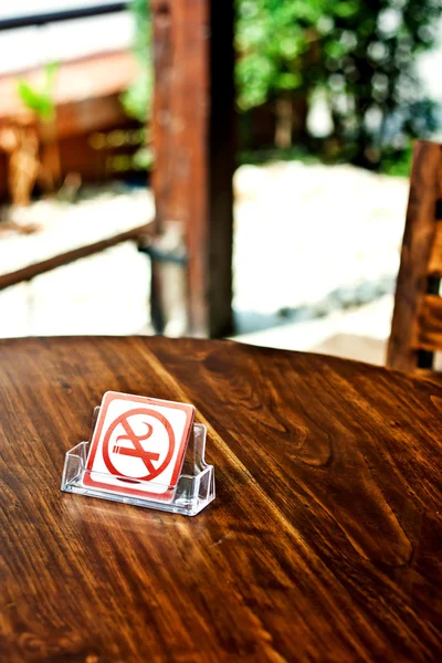 Rökning förbjuden-skylt på bord av trä i café. — Stockfoto