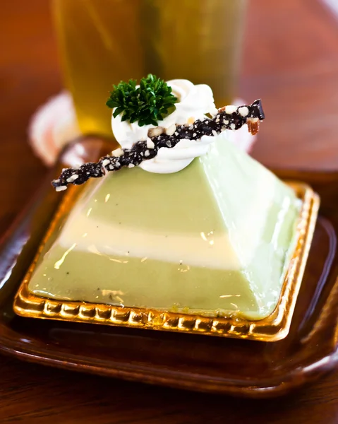 Tarta de té verde matcha en la hora del té —  Fotos de Stock