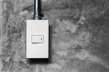 Beton zemin üzerine boru hattı ile elektrik ışık anahtarı