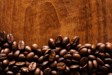 Kahveler ahşap arka planda.