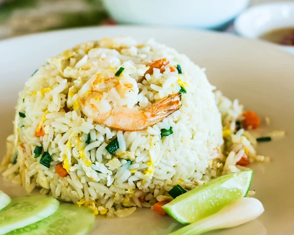 Arroz frito de camarones tailandeses de estilo único sirve en el plato —  Fotos de Stock