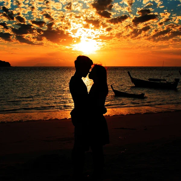 Silhouette lycka och romantisk scen av älskar par partners — Stockfoto