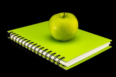 Yeşil elma ile renkli kitap