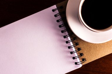 Boş beyaz defter, kalem ve des üzerinde kahve açmak