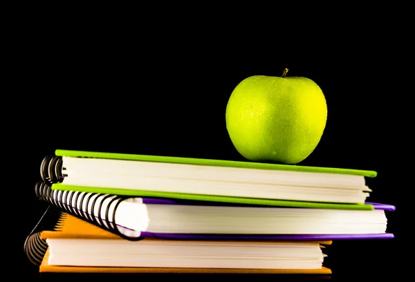 Yeşil elma ile renkli kitap — Stok fotoğraf