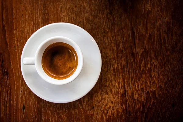 Vit kopp kaffe på trä bakgrund — Stockfoto