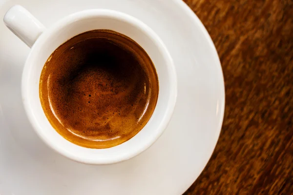 Taza de café blanco sobre fondo de madera — Foto de Stock