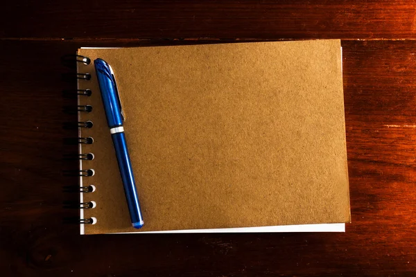 Altes Notizbuch mit Stift auf Holztisch — Stockfoto