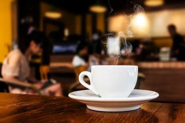 Tazza di caffè sul tavolo nel caffè — Foto Stock