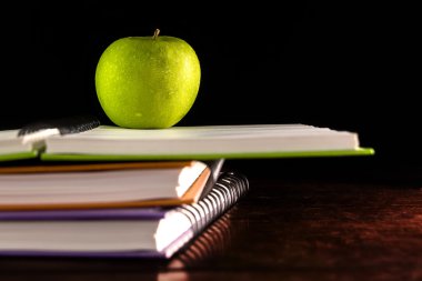 Açık kitap ile yeşil elma