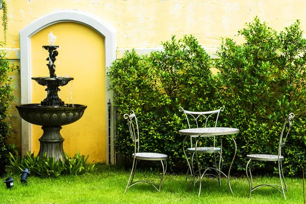 Cadeira branca no jardim — Fotografia de Stock