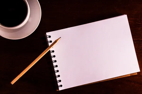 Abrir un cuaderno blanco en blanco, lápiz y taza de café en el des — Foto de Stock