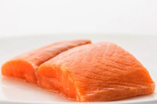 Bistecca di salmone pesce rosso su bianco — Foto Stock
