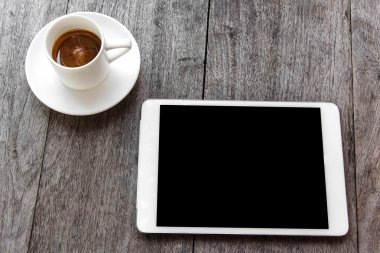 dijital beyaz tablet ve kahve fincanı ahşap tablo