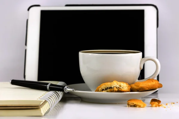 Чашка кофе, планшетный компьютер, книга и ручка изолированы на белый bac — стоковое фото
