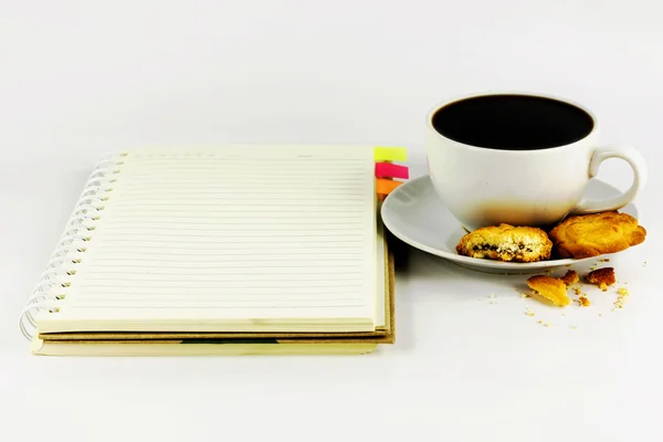 Taza de café con galleta y cuaderno aislado sobre fondo blanco — Foto de Stock