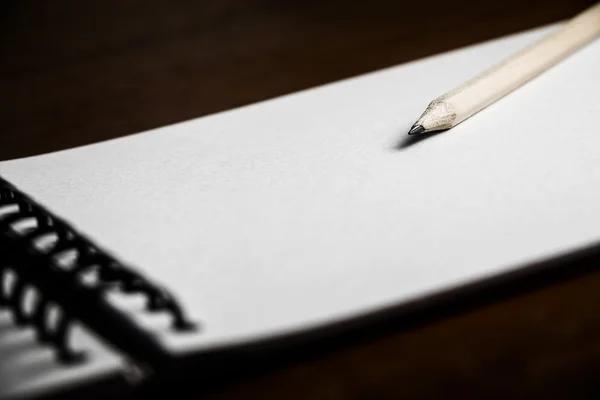 Klasik ahşap kalem boş beyaz kağıt üzerine ahşap ba ile yukarıya kapatmak — Stok fotoğraf